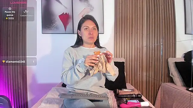 Snapshot of Ella_Rousse chatting on 10.08.25 Ella Rousse online show from 10.08.25