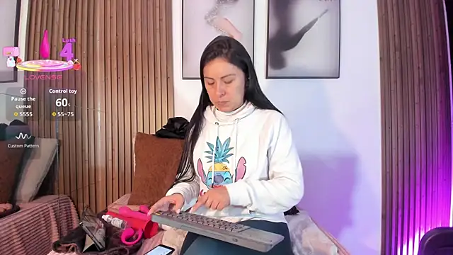 Snapshot of Ella_Rousse chatting on 11.15.25 Ella Rousse online show from 11.15.25