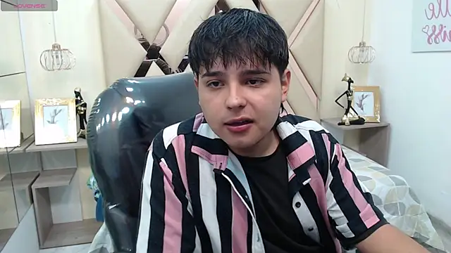 Snapshot of AndrewPherson chatting on 01.05.25 AndrewPherson online show from 01.05.25