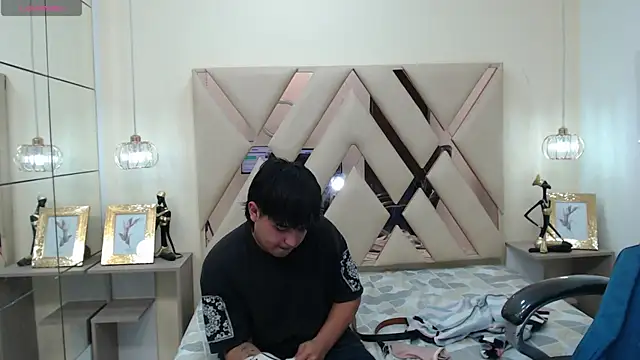 Snapshot of AndrewPherson chatting on 01.05.25 AndrewPherson online show from 01.05.25