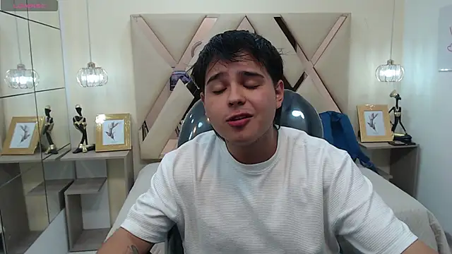 Snapshot of AndrewPherson chatting on 01.25.25 AndrewPherson online show from 01.25.25