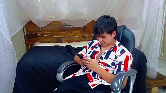 Snapshot of AndrewPherson chatting on 03.03.25 AndrewPherson online show from 03.03.25