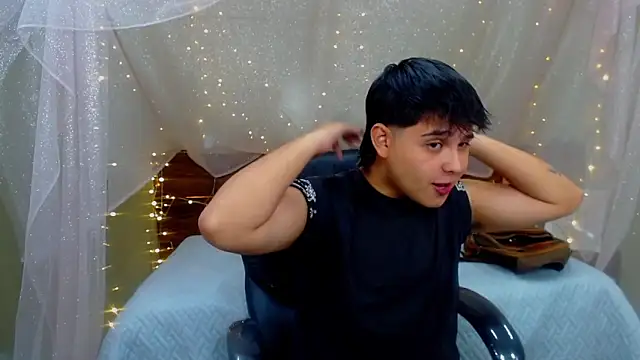 Snapshot of AndrewPherson chatting on 03.08.25 AndrewPherson online show from 03.08.25