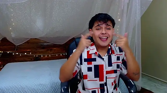 Snapshot of AndrewPherson chatting on 03.10.25 AndrewPherson online show from 03.10.25