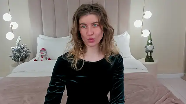 Snapshot of VikkiStorm chatting on 01.04.25 VikkiStorm online show from 01.04.25
