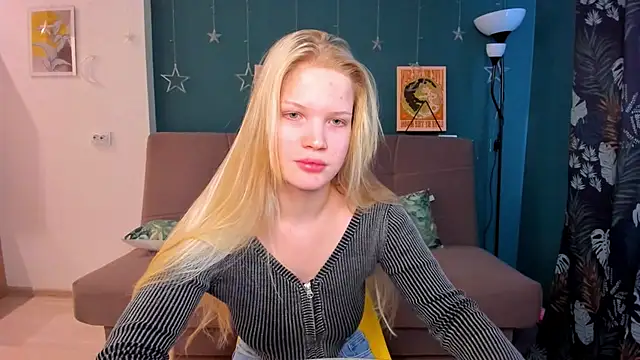 Snapshot of Xloe_Queen chatting on 02.10.25 Xloe Queen online show from 02.10.25