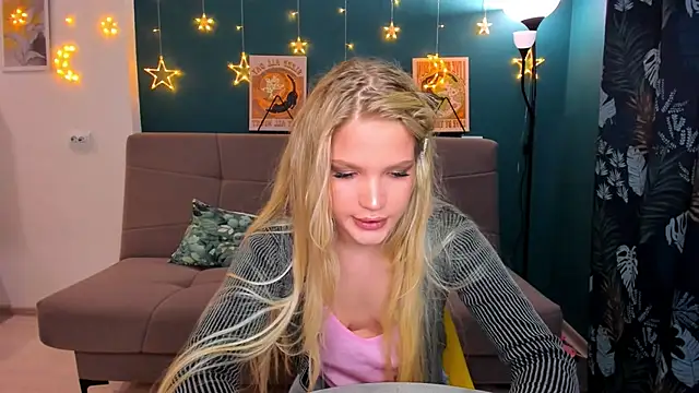 Snapshot of Xloe_Queen chatting on 03.14.25 Xloe Queen online show from 03.14.25