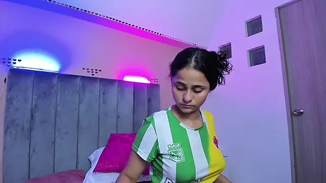 Snapshot of Giselle_Roldan chatting on 06.18.26 Giselle Roldan online show from 06.18.26