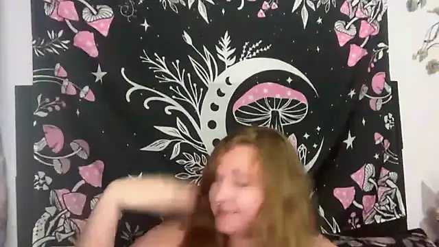 Snapshot of thickgingergoddess chatting on 10.13.25 thickgingergoddess online show from 10.13.25