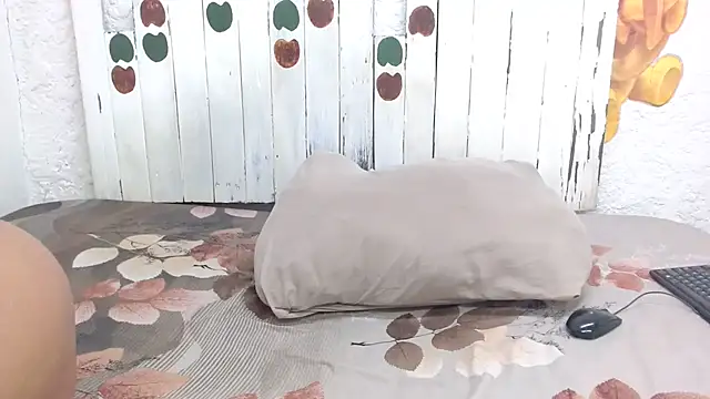 Snapshot of LolaTwerksXX chatting on 10.24.25 LolaTwerksXX online show from 10.24.25