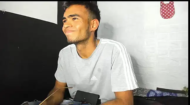 Snapshot of alessandro_2005 chatting on 02.08.25 alessandro 2005 online show from 02.08.25