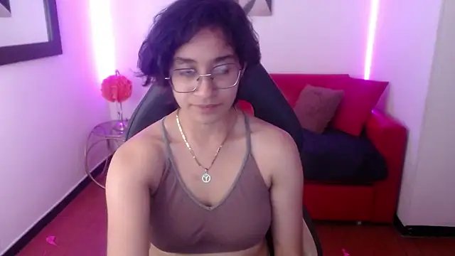 Lili Gomez  online show from 02.02.25