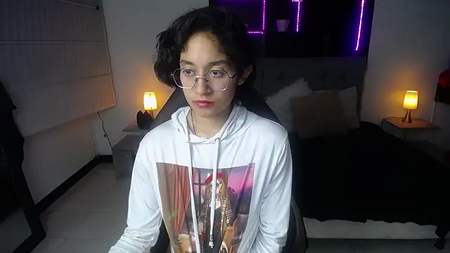 Lili Gomez  online show from 03.14.25