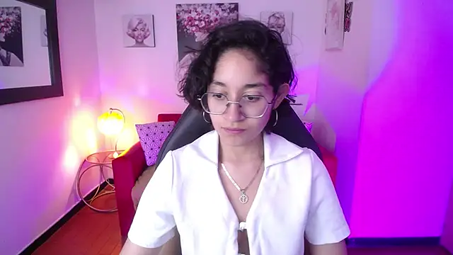 Lili Gomez  online show from 03.22.25