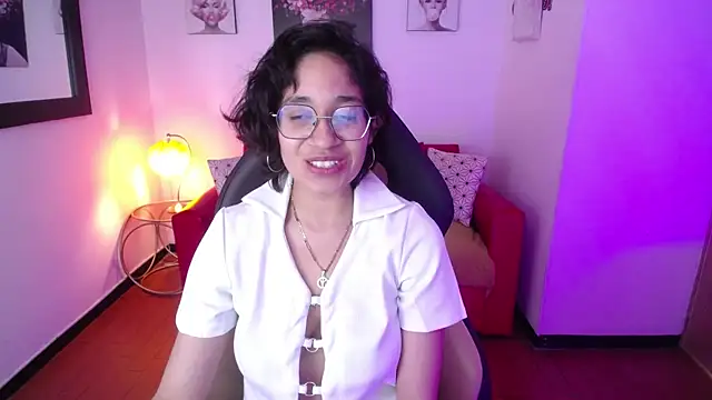 Lili Gomez  online show from 03.22.25