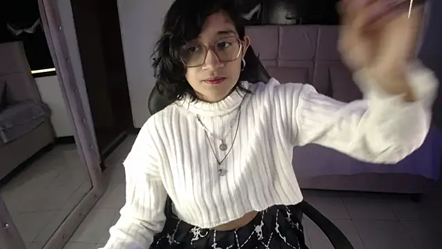 Lili Gomez  online show from 09.18.25