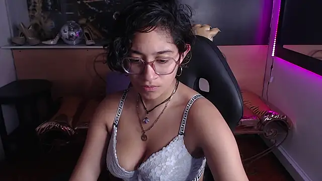 Lili Gomez  online show from 10.03.25