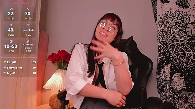 Lia Sweett  online show from 02.28.25