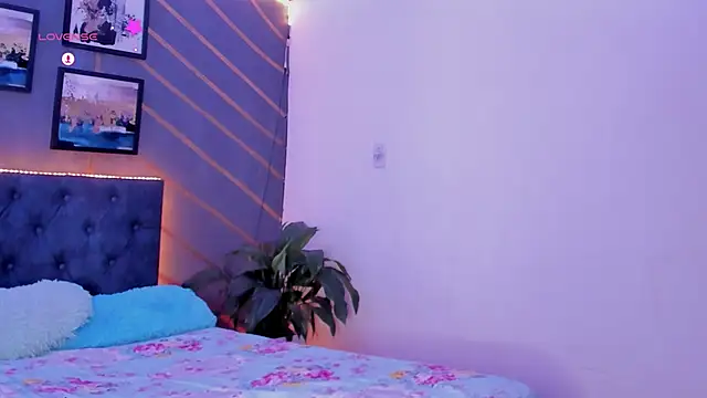 Snapshot of elafranco_ chatting on 12.15.24 elafranco online show from 12.15.24