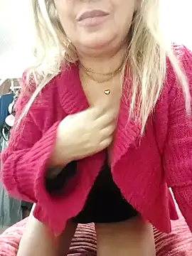 Snapshot of Emmamilfita chatting on 12.08.24 Emmamilfita online show from 12.08.24