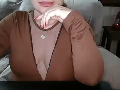 Snapshot of Emmamilfita chatting on 12.19.24 Emmamilfita online show from 12.19.24