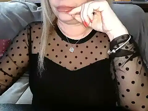 Snapshot of Emmamilfita chatting on 12.28.24 Emmamilfita online show from 12.28.24