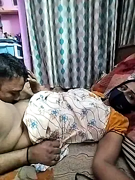 Snapshot of sweety_telugu_couple2027 chatting on 02.24.25 sweety telugu couple2027 online show from 02.24.25