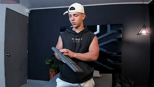 Flynn Riider online show from 03.10.25