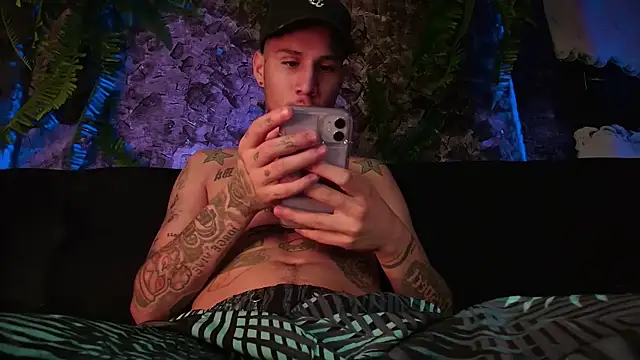 Snapshot of Junihn0 chatting on 12.22.24 Junihn0 online show from 12.22.24