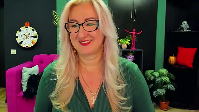 Snapshot of ChristyBrooks chatting on 03.10.25 ChristyBrooks online show from 03.10.25