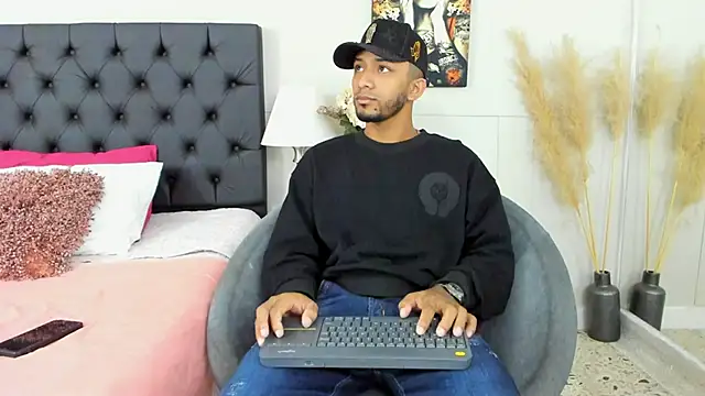 Snapshot of Robin_Rief chatting on 03.11.25 Robin Rief online show from 03.11.25