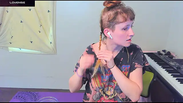 Snapshot of _hellostormy_ chatting on 04.25.26 hellostormy online show from 04.25.26