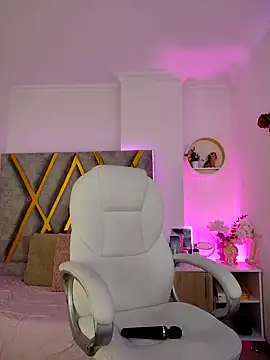 Aurora Brownn online show from 02.06.25