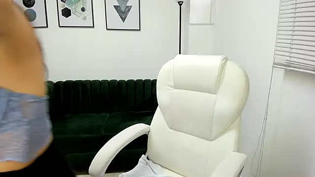 Snapshot of kiim_sweett chatting on 12.18.24 kiim sweett online show from 12.18.24