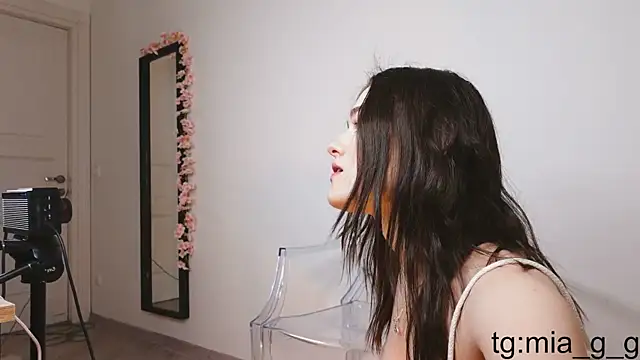 Mia Mia M online show from 12.05.25