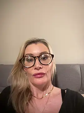 Snapshot of Englishhotwife4u chatting on 12.13.24 Englishhotwife4u online show from 12.13.24