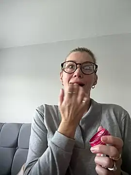 Snapshot of Englishhotwife4u chatting on 12.14.24 Englishhotwife4u online show from 12.14.24