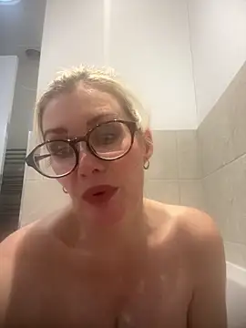 Snapshot of Englishhotwife4u chatting on 12.21.24 Englishhotwife4u online show from 12.21.24
