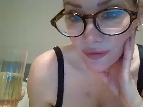 Snapshot of Englishhotwife4u chatting on 12.21.24 Englishhotwife4u online show from 12.21.24