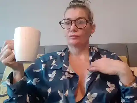 Snapshot of Englishhotwife4u chatting on 12.22.24 Englishhotwife4u online show from 12.22.24