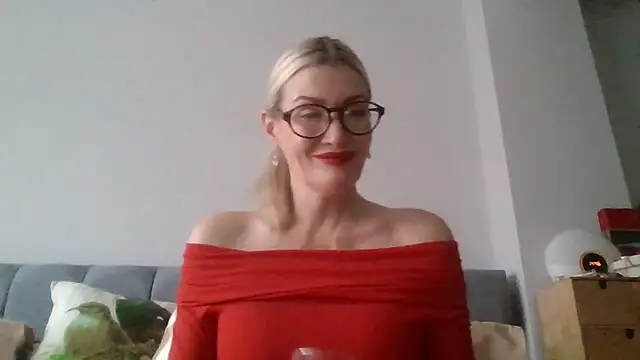 Snapshot of Englishhotwife4u chatting on 12.23.24 Englishhotwife4u online show from 12.23.24