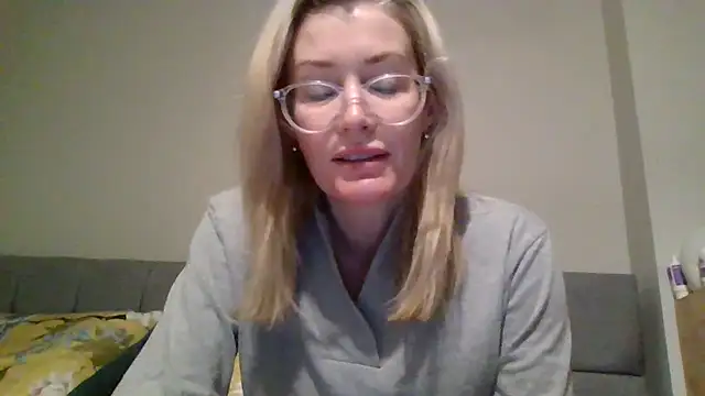 Snapshot of Englishhotwife4u chatting on 12.28.24 Englishhotwife4u online show from 12.28.24