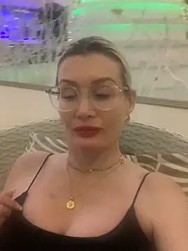 Snapshot of Englishhotwife4u chatting on 01.01.25 Englishhotwife4u online show from 01.01.25