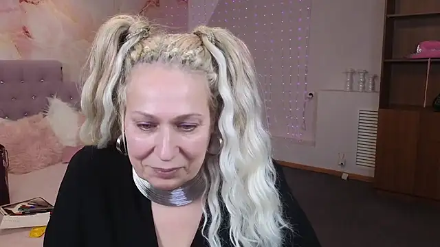 Snapshot of Penelope_Pinky chatting on 01.22.25 Penelope Pinky online show from 01.22.25