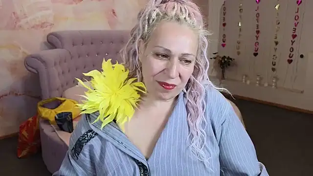 Snapshot of Penelope_Pinky chatting on 09.18.25 Penelope Pinky online show from 09.18.25