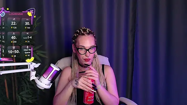 Snapshot of Cassie_Bae chatting on 12.03.25 Cassie Bae online show from 12.03.25