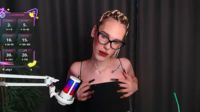 Snapshot of Cassie_Bae chatting on 12.17.25 Cassie Bae online show from 12.17.25