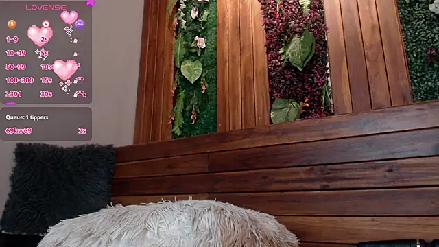 Snapshot of antonellaroux chatting on 02.25.25 antonellaroux online show from 02.25.25