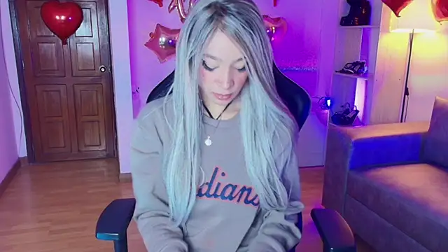 EmmaJhonnsson online show from 02.04.25