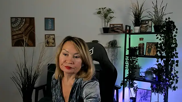 Snapshot of RosalindaFortuna chatting on 01.04.25 RosalindaFortuna online show from 01.04.25